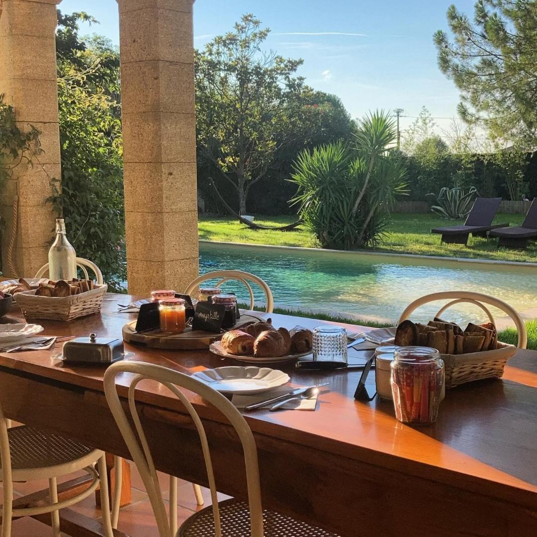 Couette-café Le Patio, D Hôtes Pour Adultes En Camargue, Possibilité De Naturisme à La Piscine, *
